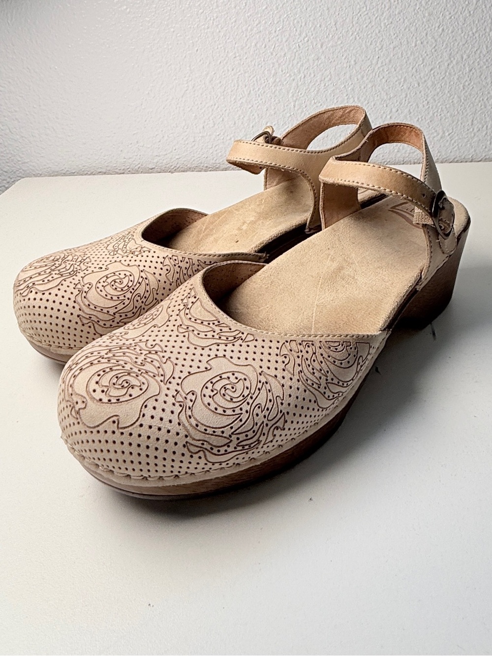 Dansko Size 41 Beige Floral Tooled Leather Slingback Clogs Boho Comfort Shoes